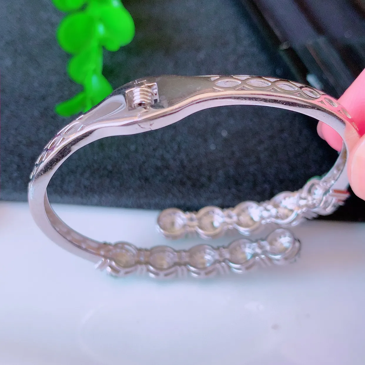 冰透满绿翡翠925银镶嵌手镯，自然光实拍，翠色灵动，颜色漂亮，种老水足，品相佳，佩戴佳品！#97.7（圈口可调大小）整体53*43*7*7.2裸石4-4