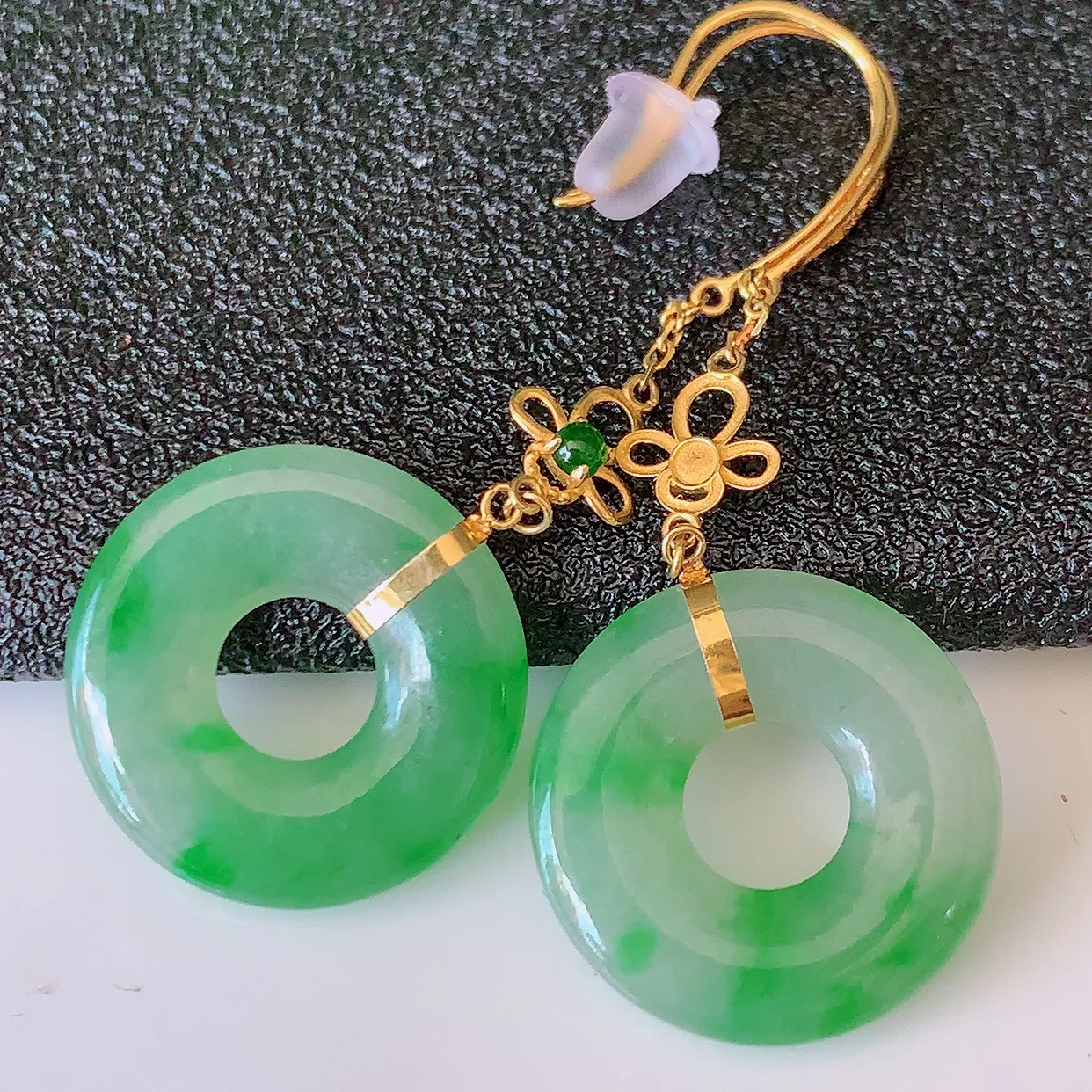 18k金镶嵌冰种飘绿翡翠平安扣耳坠，沁人心脾，耳坠佩戴效果大气出众，尽显气质。种水好，胶感足，颜相当漂亮，高性价比，值得入手品鉴！#1.7整体35裸14.5*2.8