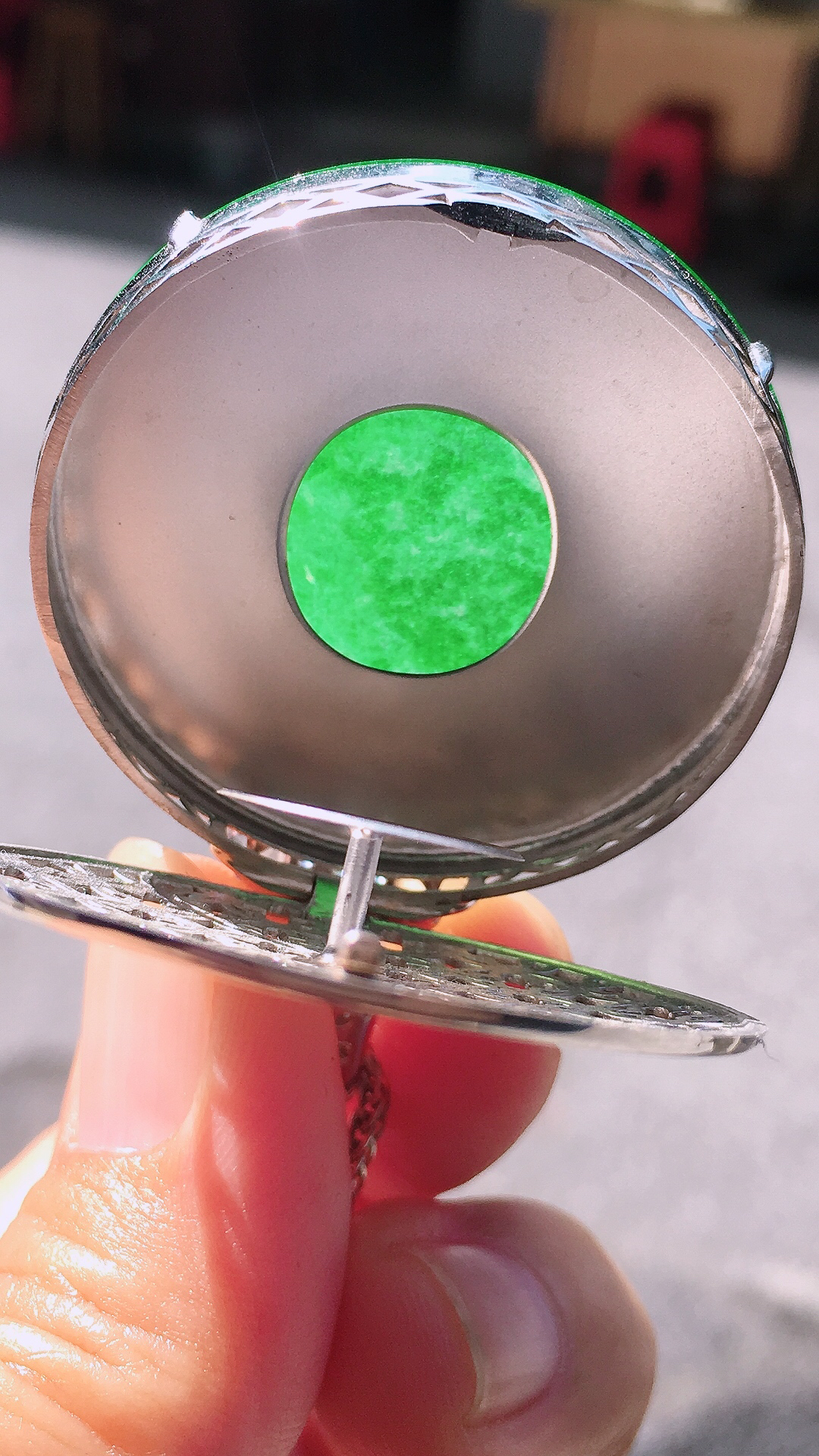 阳绿平安扣吊坠，色泽均匀艳丽，玉质细腻，荧光感超
强，饱满圆润，尽显优雅气质，18k
金豪华镶嵌