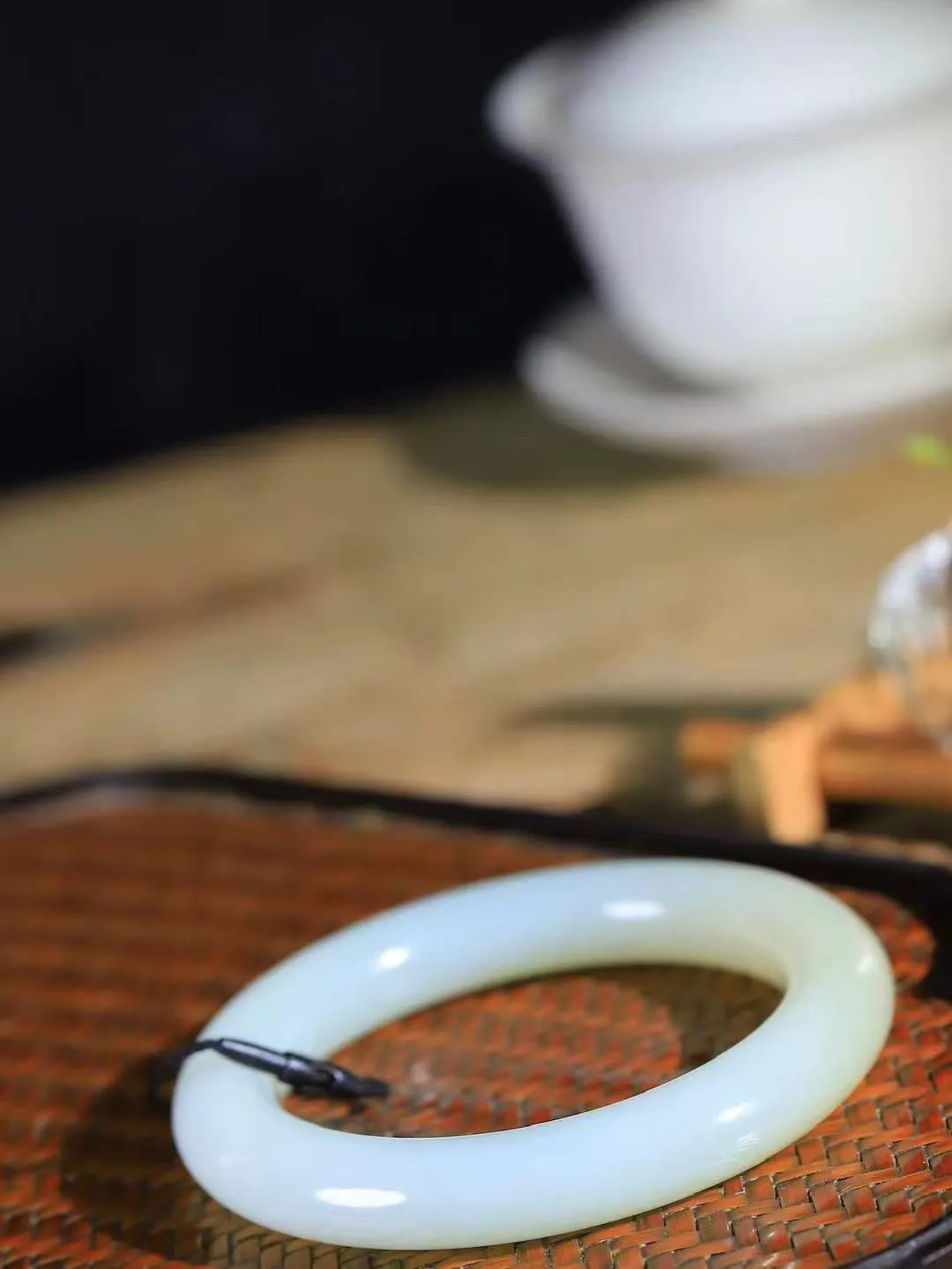 【腕间柔情.手镯】   

精品️和田玉糖白玉圆条手镯 玉质温润细腻 油性十足 古朴秀雅 轻抚岁月