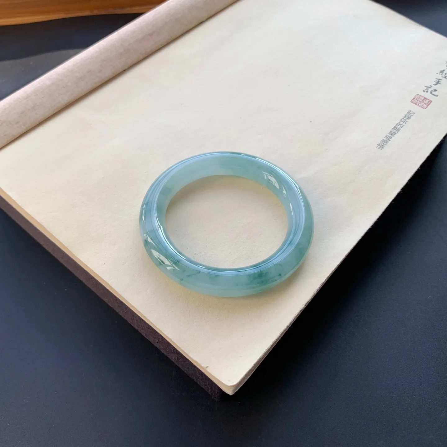 52.8圈口冰飘花圆条手镯 尺寸：52.8-10.8-11，无纹裂，水润起胶，花色浓郁