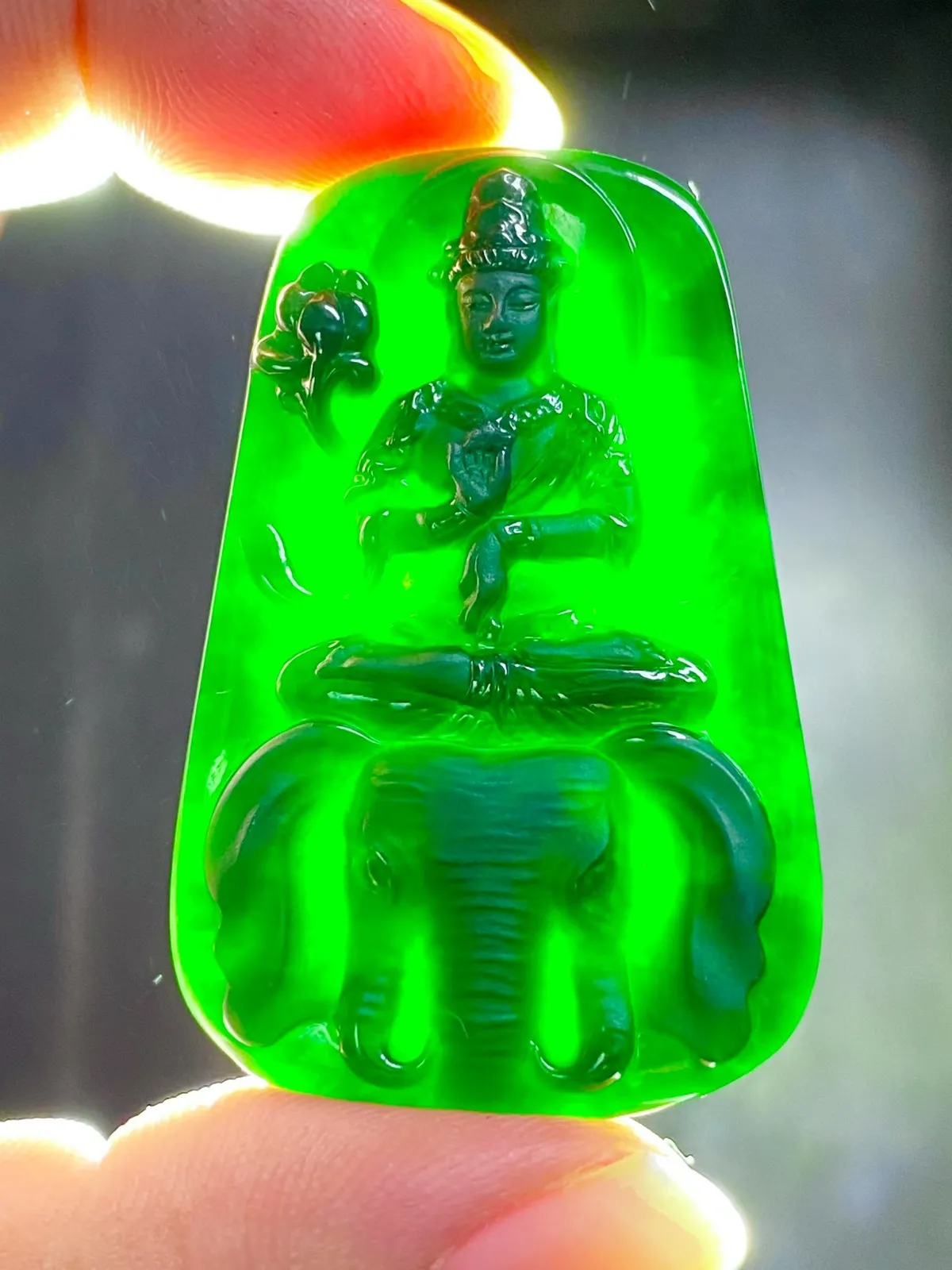 墨翠【普贤菩萨】细腻干净，黑度好、性价比高，雕工精湛，打灯透绿‘