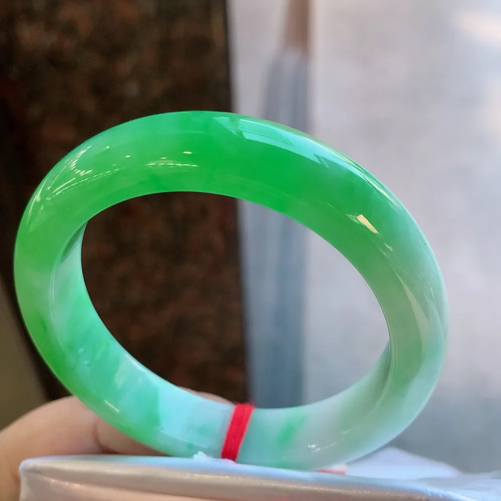 正圈一大节阳绿 无瑕 尺寸:53.3/12.2/8.7 色阳