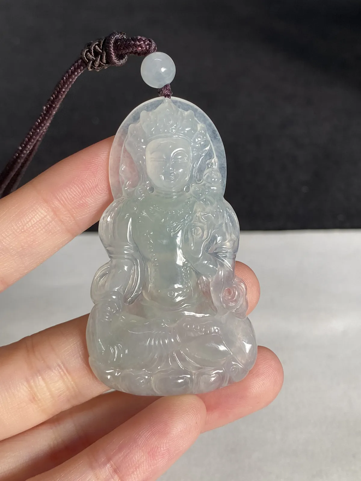 翡翠冰糯种淡绿色吊坠，配珠未测