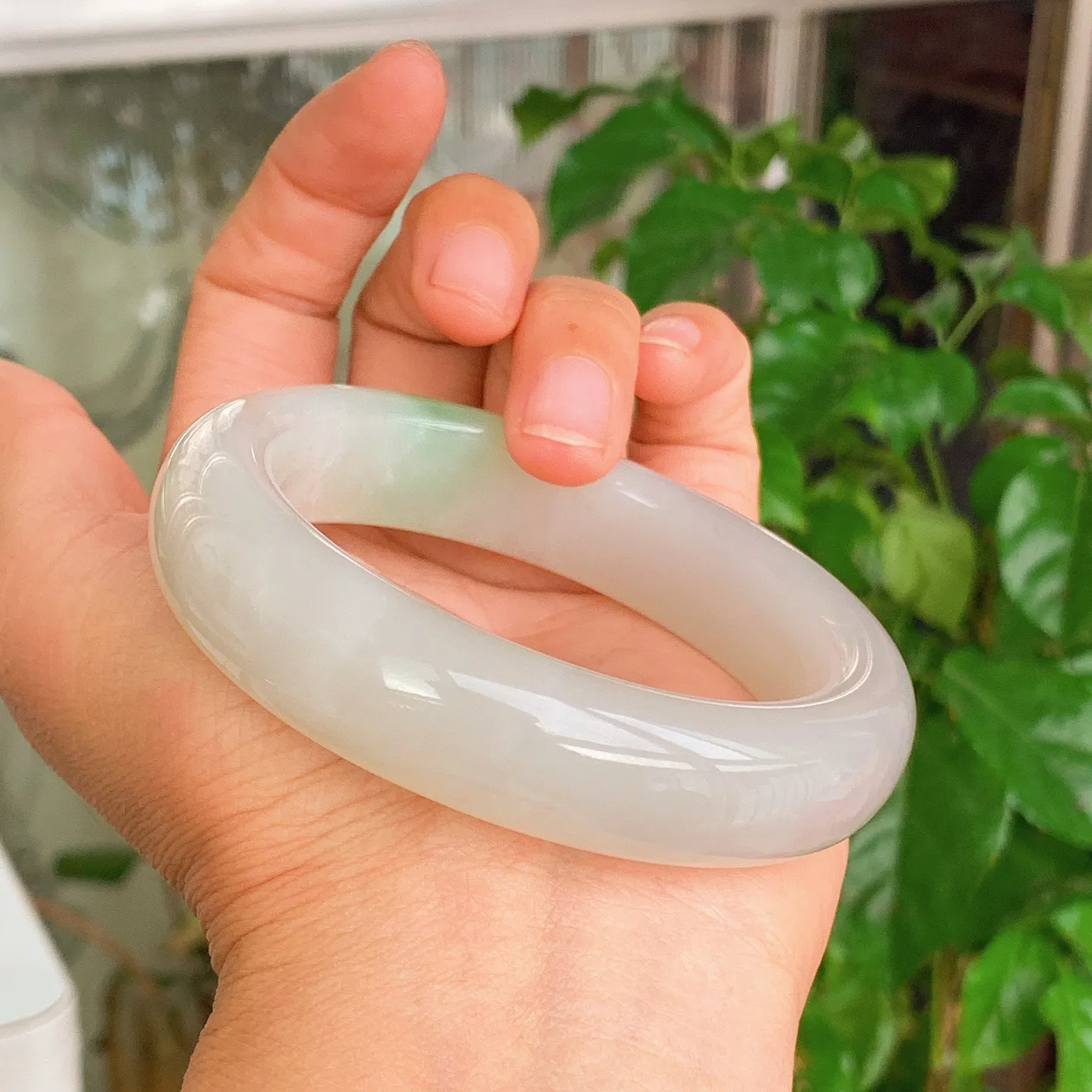 58圈口 和田玉青海翠翠青手镯   58圈口条宽16厚11重87.5克，玉质细腻油润 底色纯净 脂粉好。结构好。品质好！lt251107