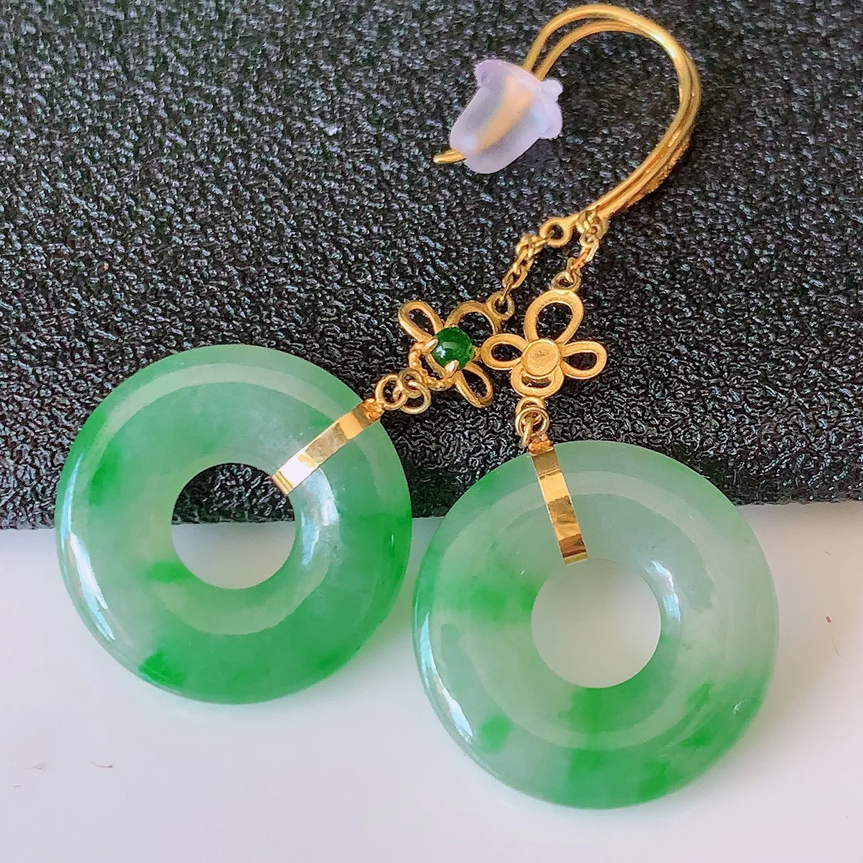 18k金镶嵌冰种飘绿翡翠平安扣耳坠，沁人心脾，耳坠佩戴效果大气出众，尽显气质。种水好，胶感足，颜相当漂亮，高性价比，值得入手品鉴！#1.7整体35裸14.5*2.8