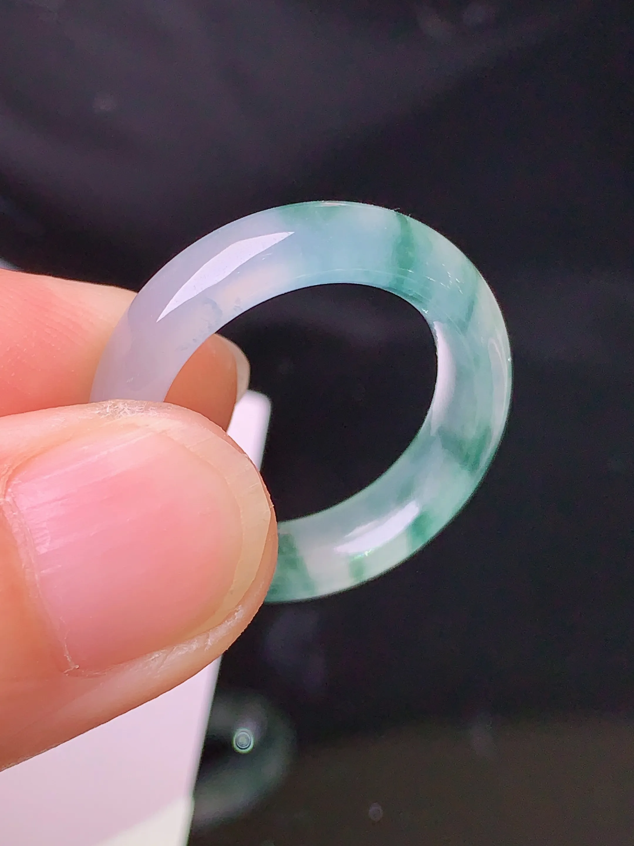 冰种飘绿指环 玉质细腻 色泽清新艳丽 整体尺寸25*5.5*3.7圈口14.5