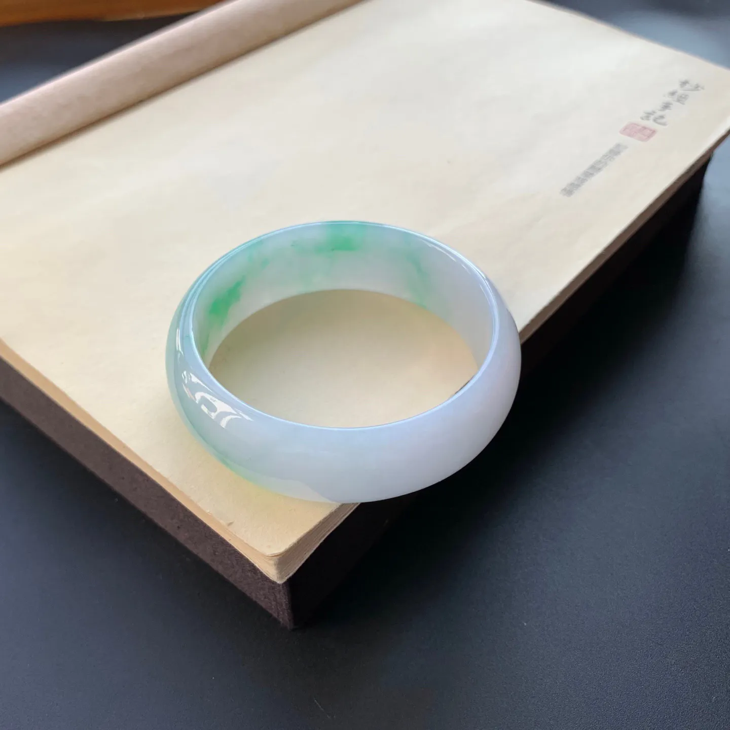 60.6圈口飘绿正圈手镯 尺寸：60.6-20-7.3，无纹裂，水润光滑，色泽靓丽