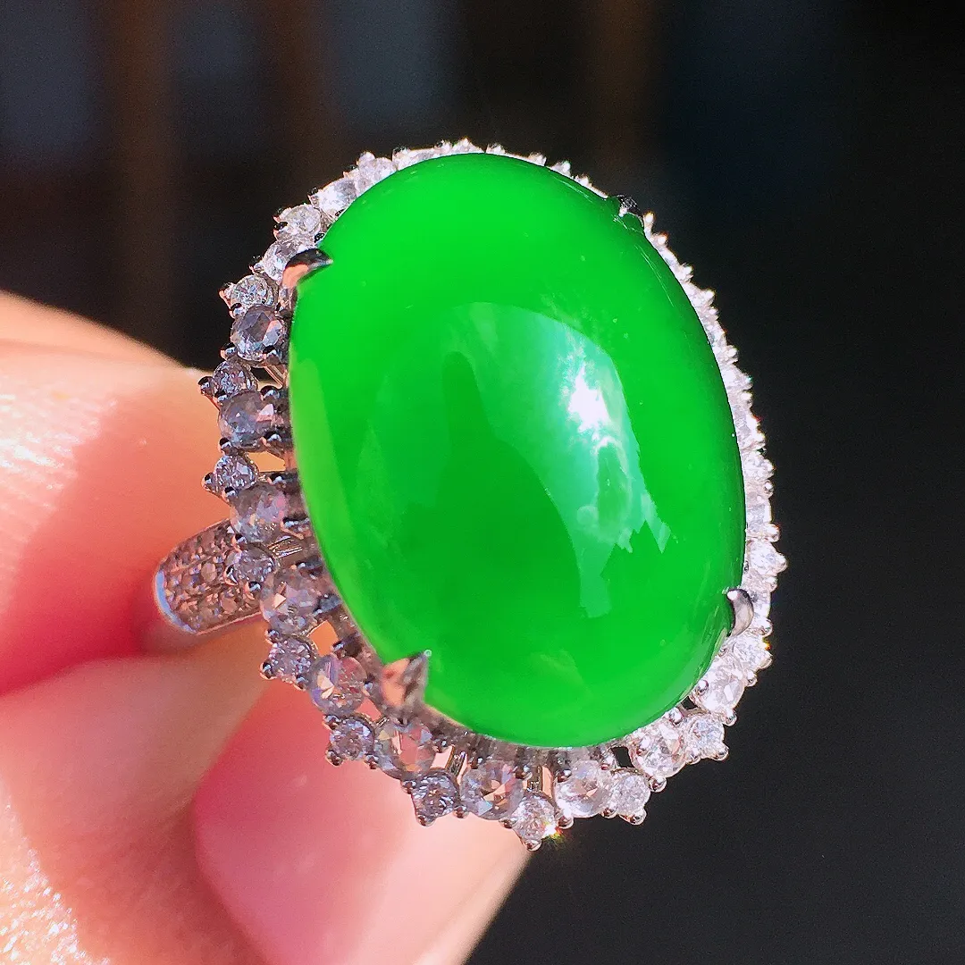 满绿蛋面戒指，色泽均匀浓郁，玉质细腻，荧光感超
强，饱满圆润，尽显优雅气质，18k
金豪华镶嵌