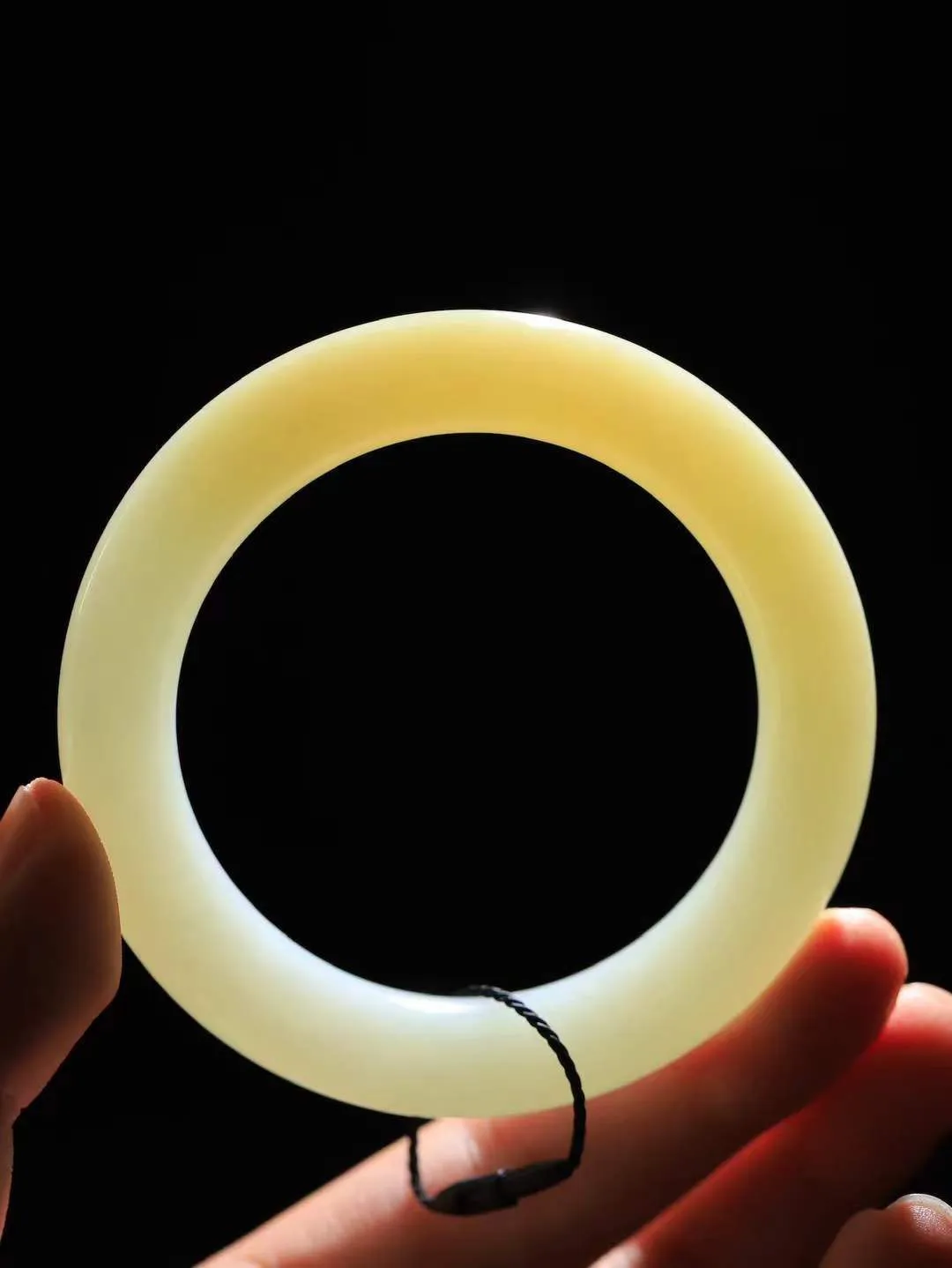 【腕间柔情.手镯】   

精品️和田玉糖白玉圆条手镯 玉质温润细腻 油性十足 古朴秀雅 轻抚岁月的栏杆软香温玉，腕间玉镯轻轻晃动，令人情动心间，撷一缕月末的芬芳，把心思铺陈，时光静美，惟有你最温柔。重64.2克   尺寸56-11.2-11.6mm  46114800A