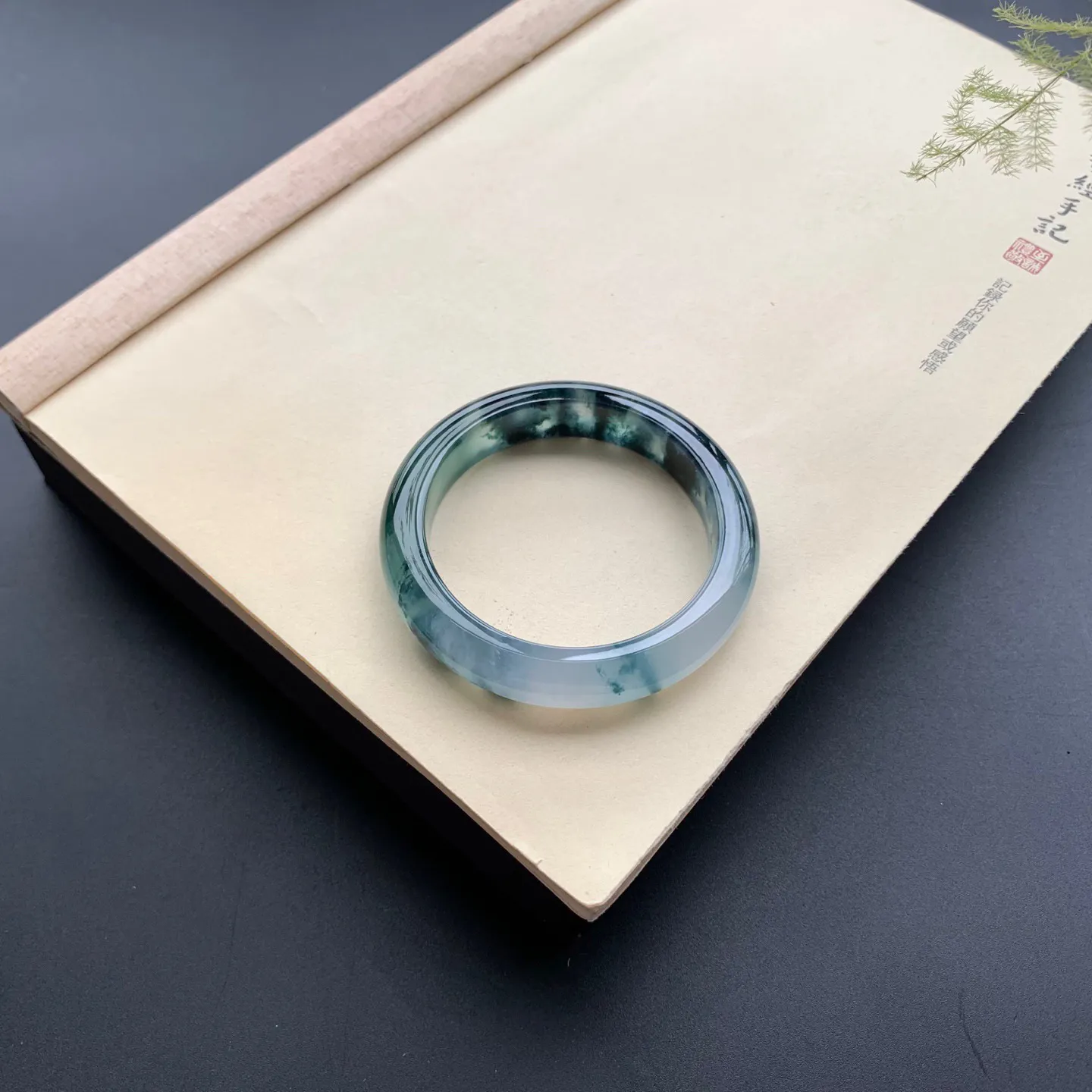 55.2圈口冰种飘花正圈手镯 尺寸：55.2-11.6-9，水润透亮，花色浓郁