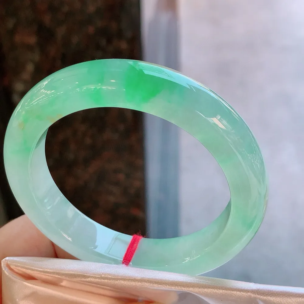 正圈冰玻阳绿 无瑕 尺寸:57.1/12.2/9.6 种色俱佳