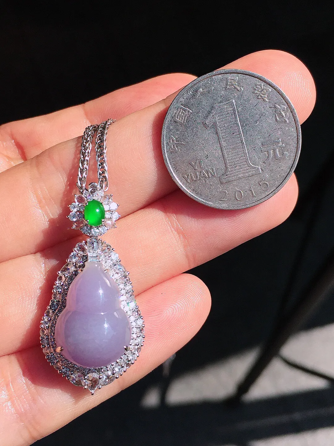 紫罗兰葫芦吊坠，色泽均匀艳丽，玉质细腻，饱满圆润，尽显优雅气质，18k
金豪华镶嵌