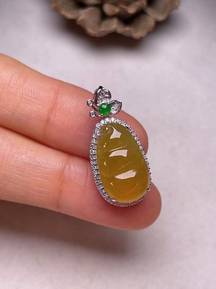 冰种黄翡福豆吊坠、真金真钻镶嵌，种水好，玉质细腻 .裸石尺寸 17.0*9.9