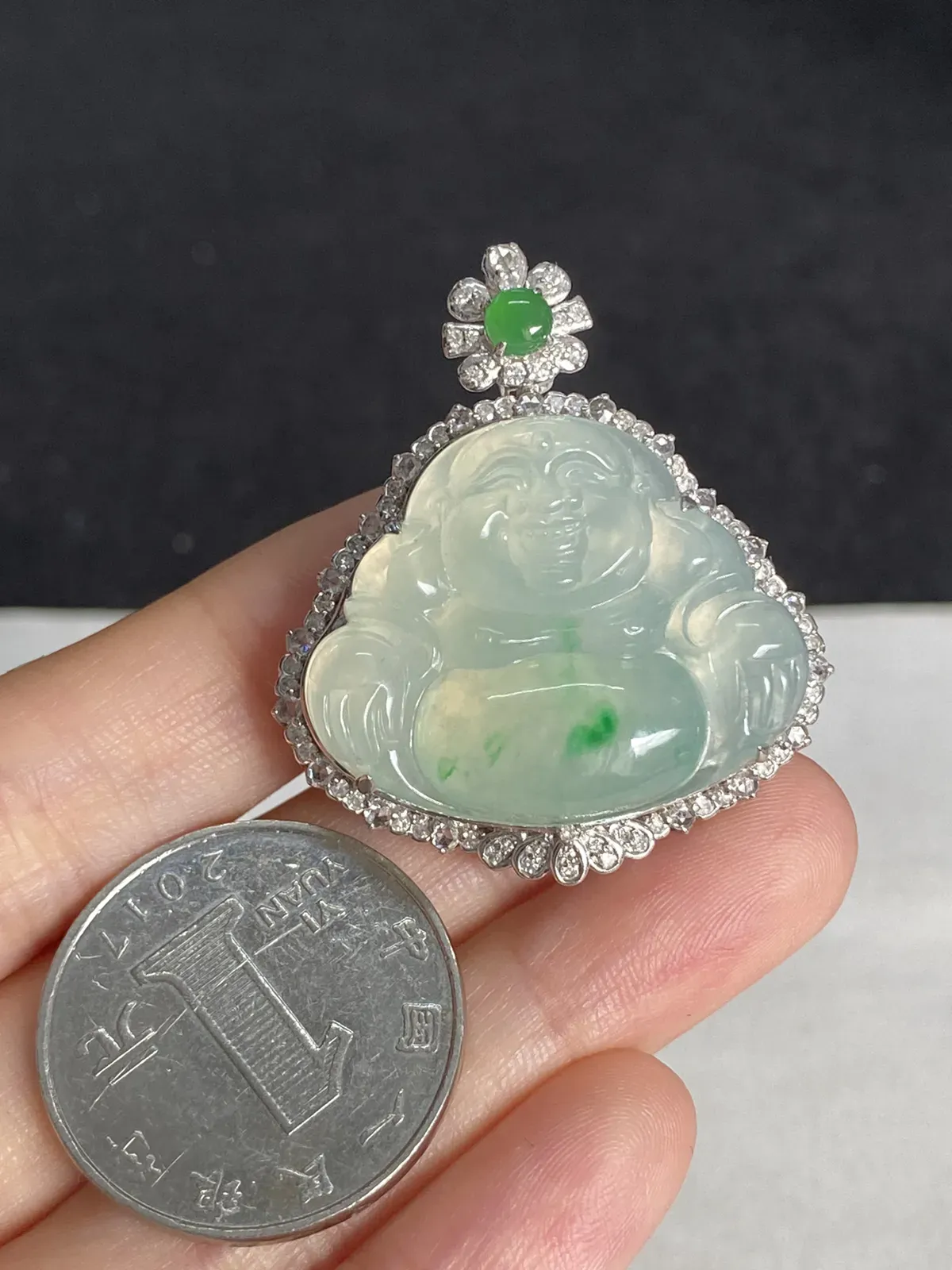 翡翠冰糯种飘绿吊坠，伴钻石
