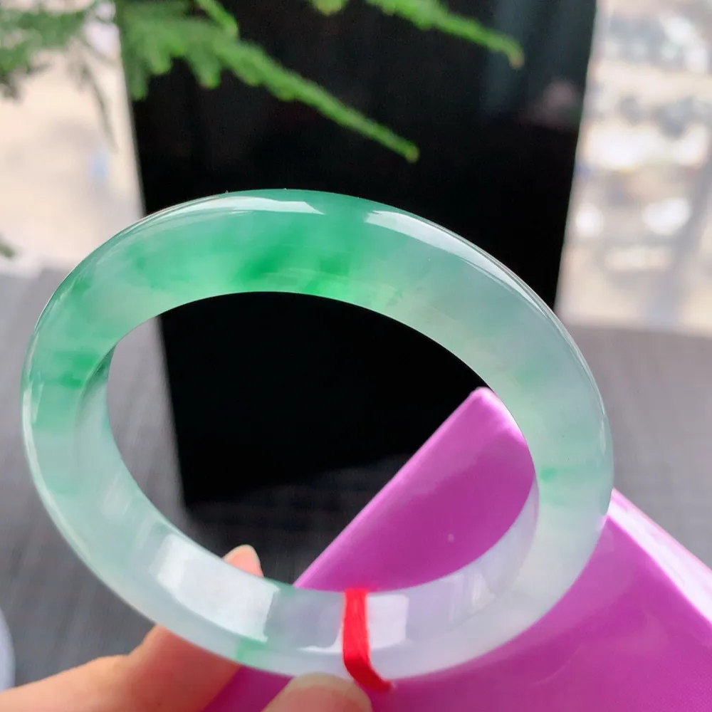 正圈冰玻阳绿 无瑕 尺寸:54.1/12/8.5 种色俱佳