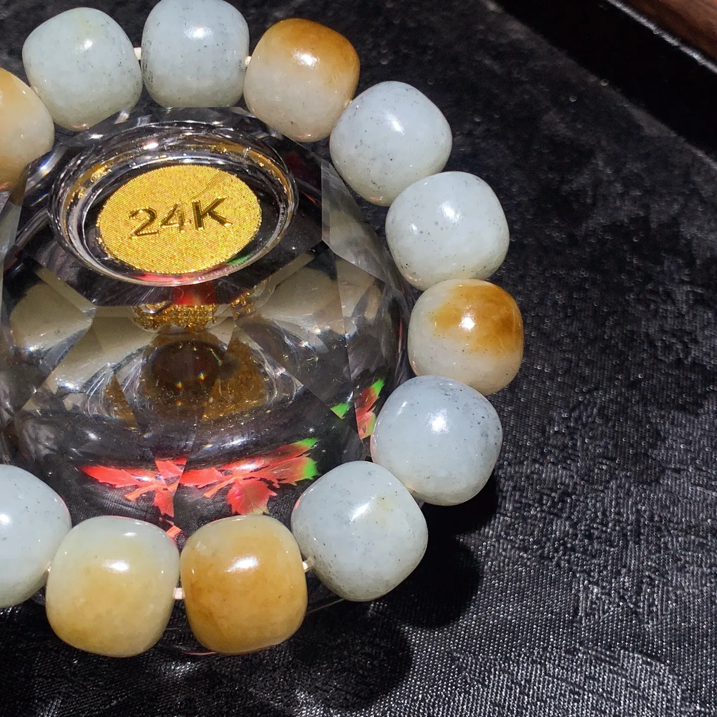 新疆和田玉楼兰三色老型珠手串。单颗尺寸13/15重70.5克。玉质细腻油润。手推出油。佩戴高端典雅。lt251107