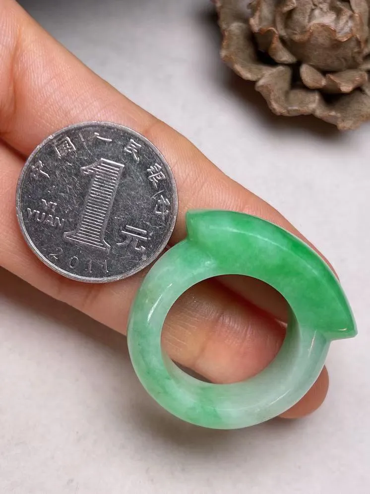 冰糯种辣色【介指】种水好，玉质细腻 ，卖相好’