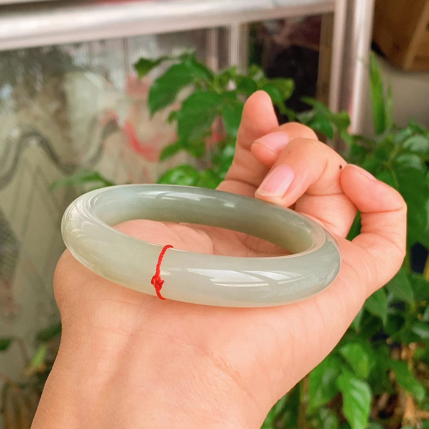 58圈口 和田玉青海翠翠青手镯   58圈口条宽12厚10重58克，玉质细腻油润 底色纯净 脂粉好。结构好。品质好！lt251107