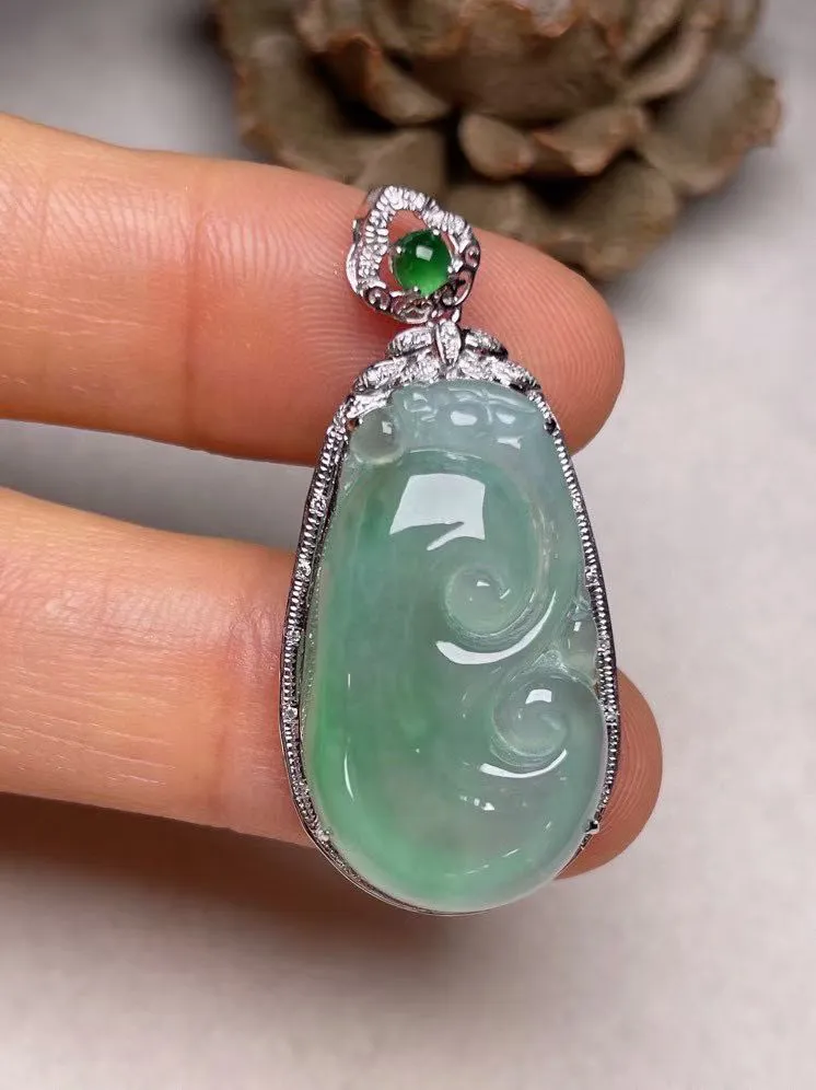 冰种飘绿如意吊坠、真金真钻镶嵌，种水好，玉质细腻 .裸石尺寸 25.9*15.0