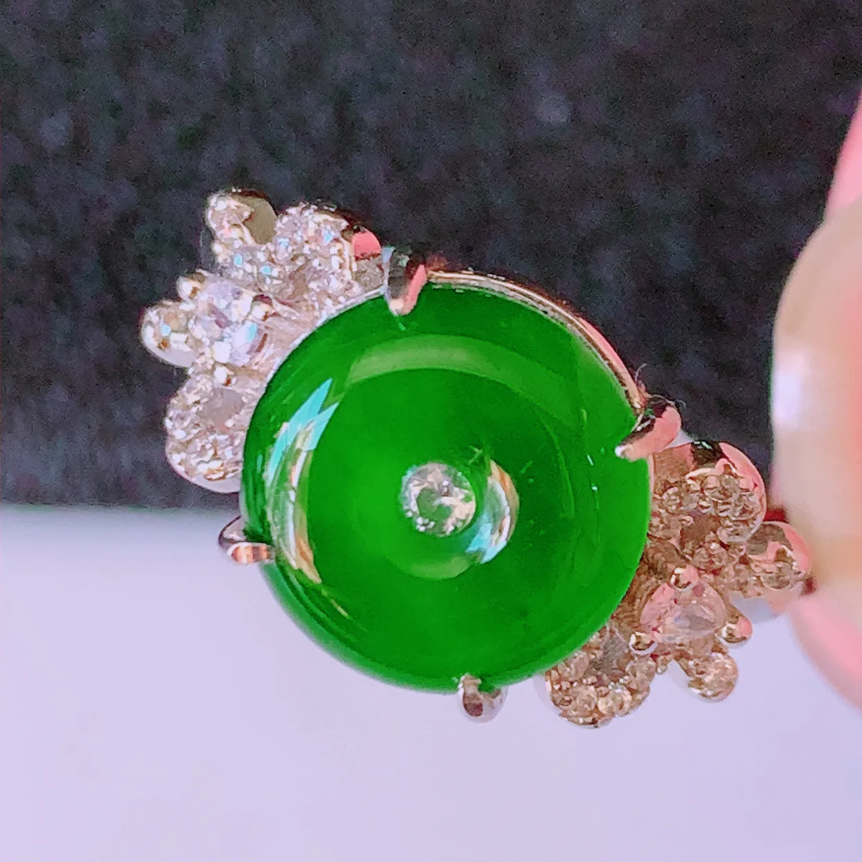 冰透满绿翡翠925银镶嵌平安扣戒指，自然光实拍，翠色灵动，颜色漂亮，种老水足，品相佳，佩戴佳品！#97.7（圈口可调大小）整体23*17.5*4.8裸石10.5*10.5