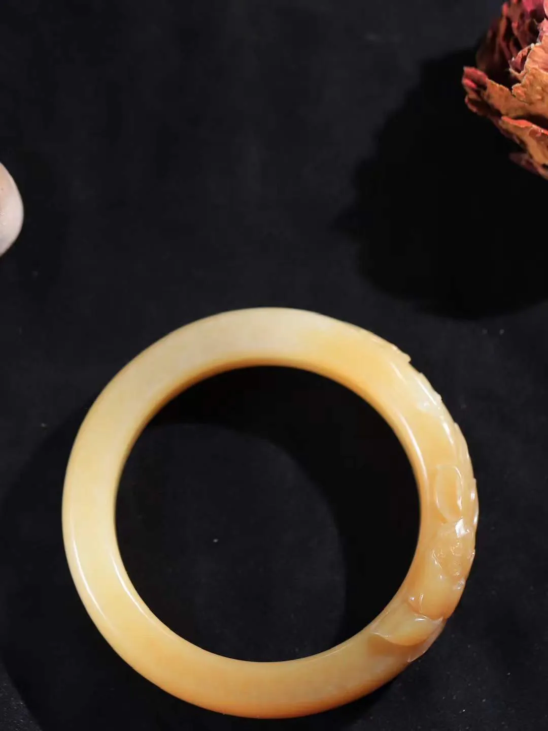 【连年有余.手镯】

精品和田玉糖白玉连年有余手镯 玉质温润细腻 油性十足 精雕鱼儿，鱼鳞精致美观，祥和清灵之气，飘逸灵动之态。佩于腕间清爽迷人，寓意吉祥美好，连年有余.生活富足 重74克 尺寸55.5-17.7-10.6mm 79110652T