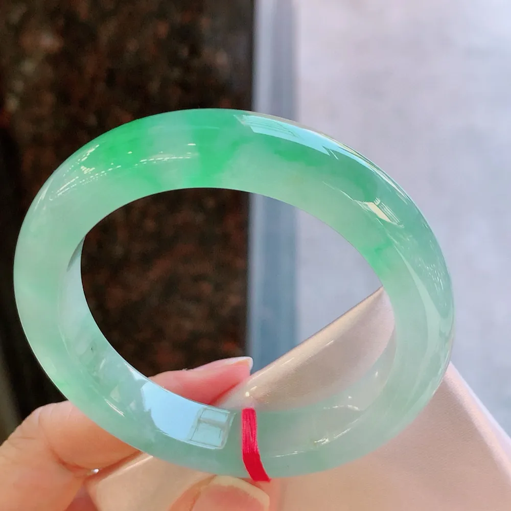 正圈冰玻阳绿 无瑕 尺寸:57.1/12.2/9.6 种色俱佳