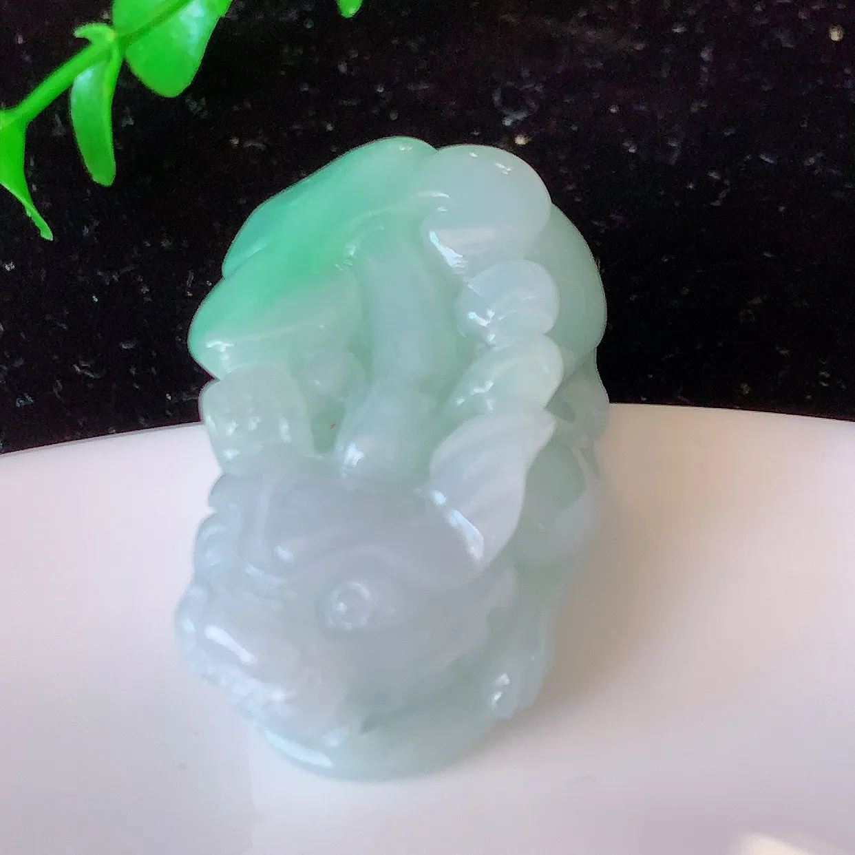 自然光实拍，冰润飘绿翡翠霸王貔貅吊坠，民间有“一摸貔貅运程旺盛，再摸貔貅财运滚滚，三摸貔貅平步青云 ”的美好祝愿。#81.7