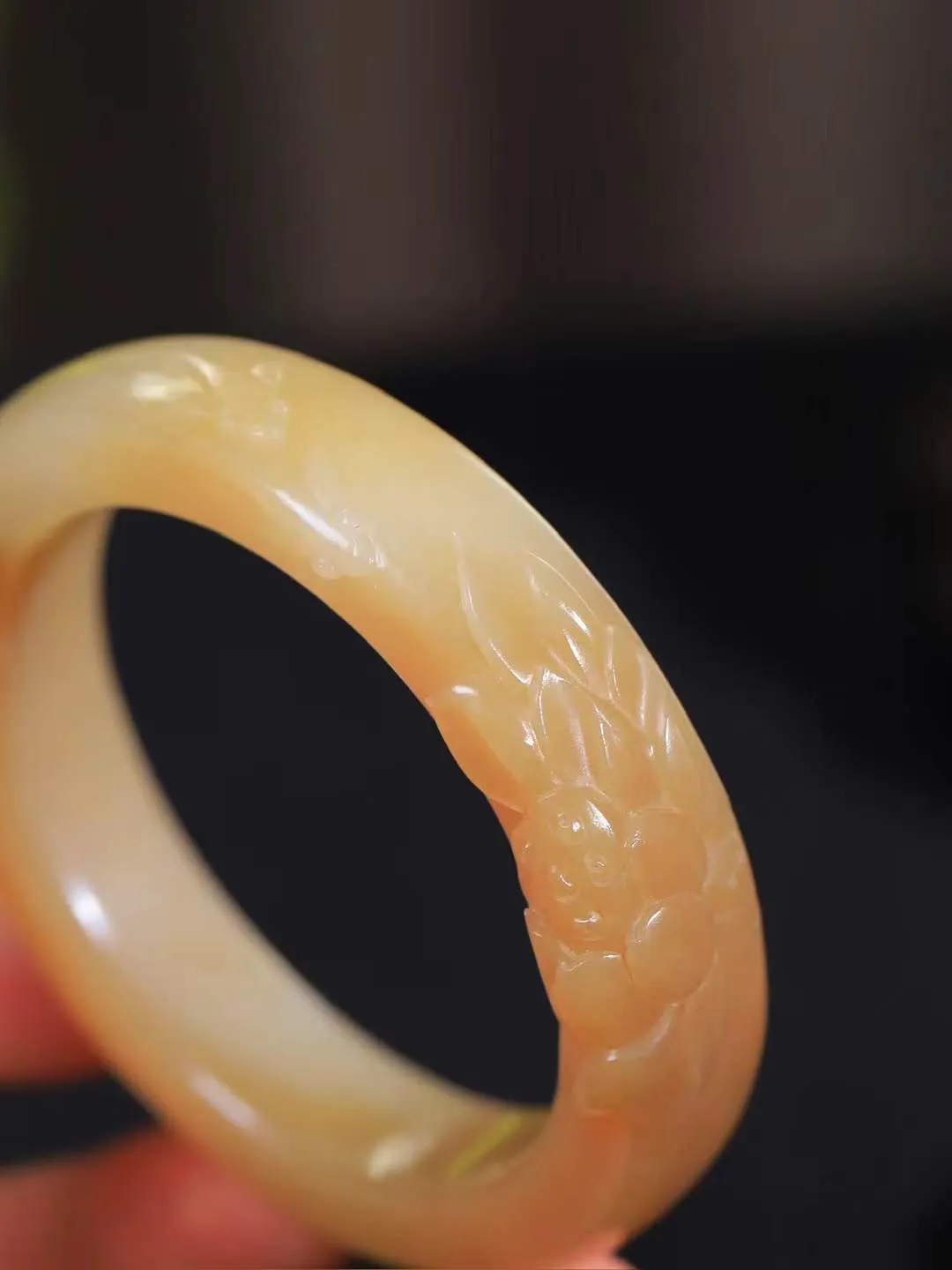 【连年有余.手镯】

精品和田玉糖白玉连年有余手镯 玉质温润细腻 油性十足 精雕鱼儿，鱼鳞精致美观，祥和清灵之气，飘逸灵动之态。佩于腕间清爽迷人，寓意吉祥美好，连年有余.生活富足 重74克 尺寸55.5-17.7-10.6mm 79110652T