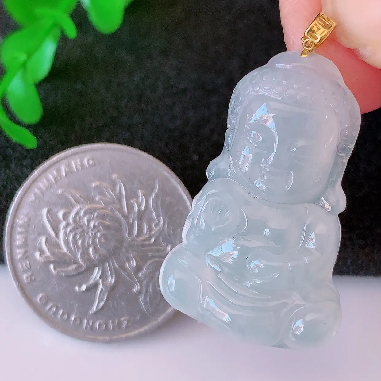 18k金镶嵌冰种翡翠保平安宝宝佛吊坠，沁人心脾，精致典雅的设计，为佩戴者，增添色彩，送礼自留都是佳品选择！#49.7