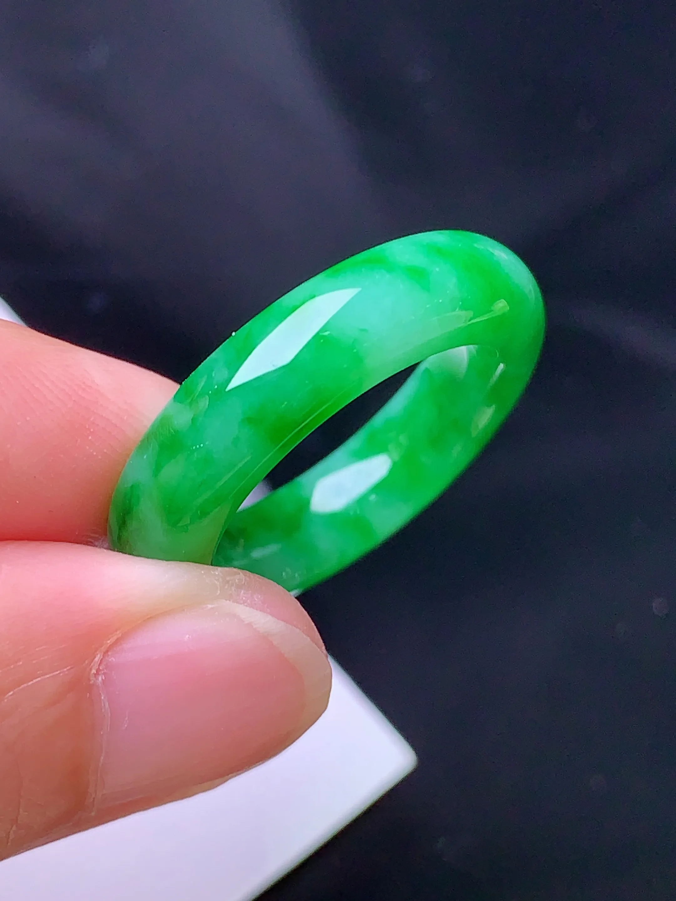 翠绿指环 玉质细腻 色泽清新艳丽 圈口16 整体尺寸26.3*5.6*4.8