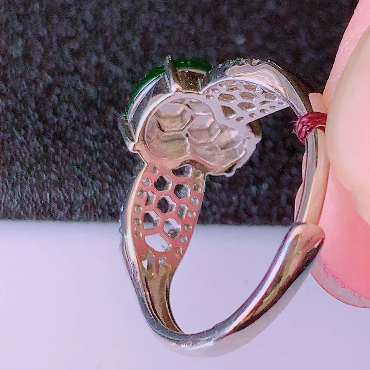 冰透满绿翡翠925银镶嵌葫芦戒指，自然光实拍，翠色灵动，颜色漂亮，种老水足，品相佳，佩戴佳品！#97.7（圈口可调大小）整体22.5*17.7*5裸石10*7.8