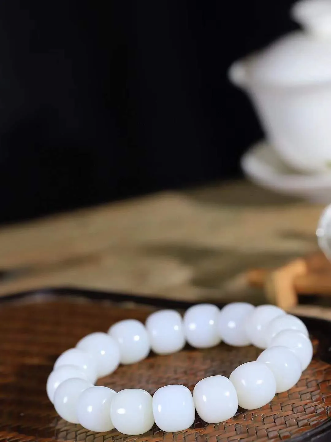 （老型珠.手串）

精品 和田玉白玉老型珠手串，也可做手持，玉质细腻油润 饱满光滑 质朴无华，悠远