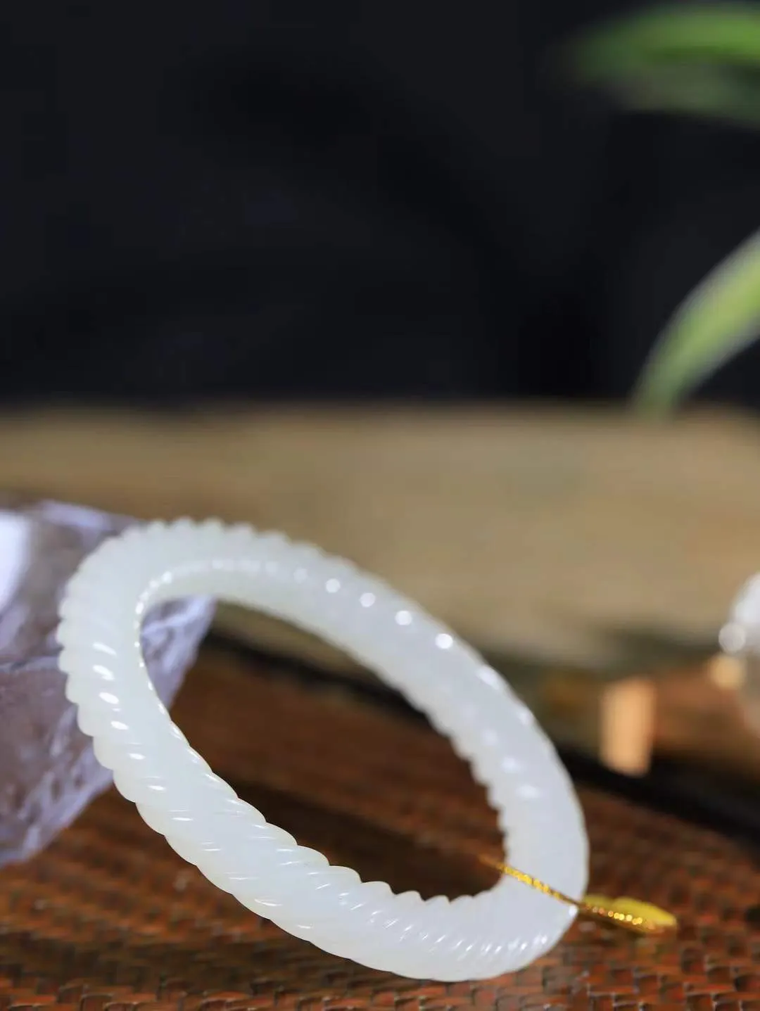 （柔情似水.手镯）

精品和田玉冰白手镯，玉质温润细腻，镯型饱满圆润，优雅知性，姽婳于幽静兮，又婆娑乎人间，经典款型，古朴典雅。极具灵性，腕间风情，风姿卓越。 
重46.5克   尺寸58.5-10-10.3mm    FDL-36110826