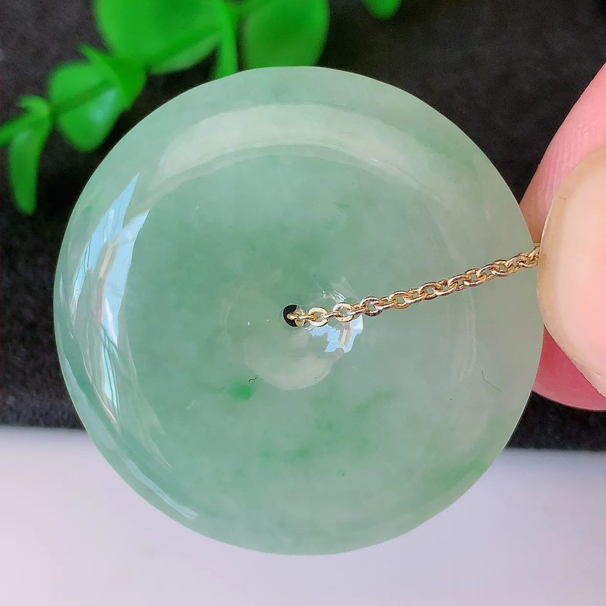 自然光实拍，冰飘绿翡翠平安扣吊坠，冰透，灵动飘逸，寓意平平安安，平安扣佩戴端庄漂亮！#57.7