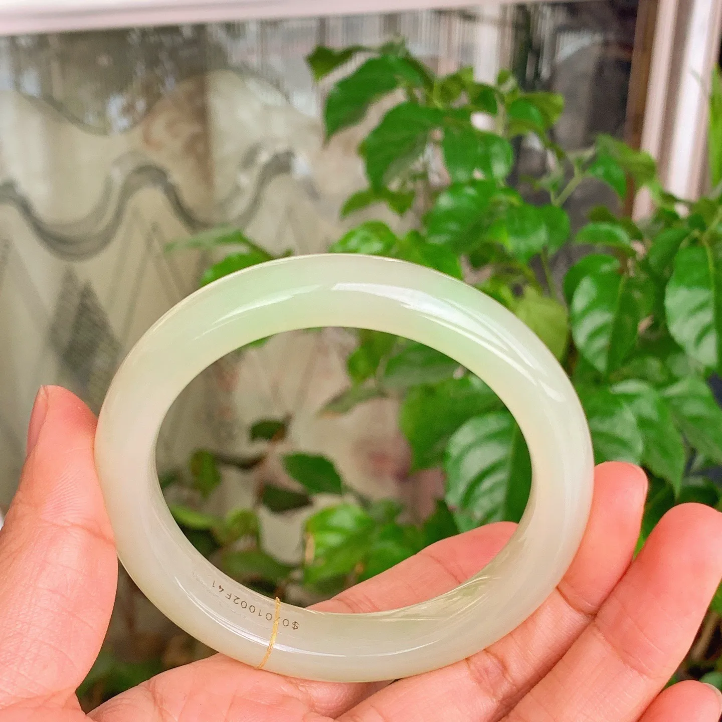 59圈口 和田玉青海翠翠青手镯   59圈口条宽12厚10重58克，玉质细腻油润 底色纯净 脂粉好。结构好。品质好！lt251107