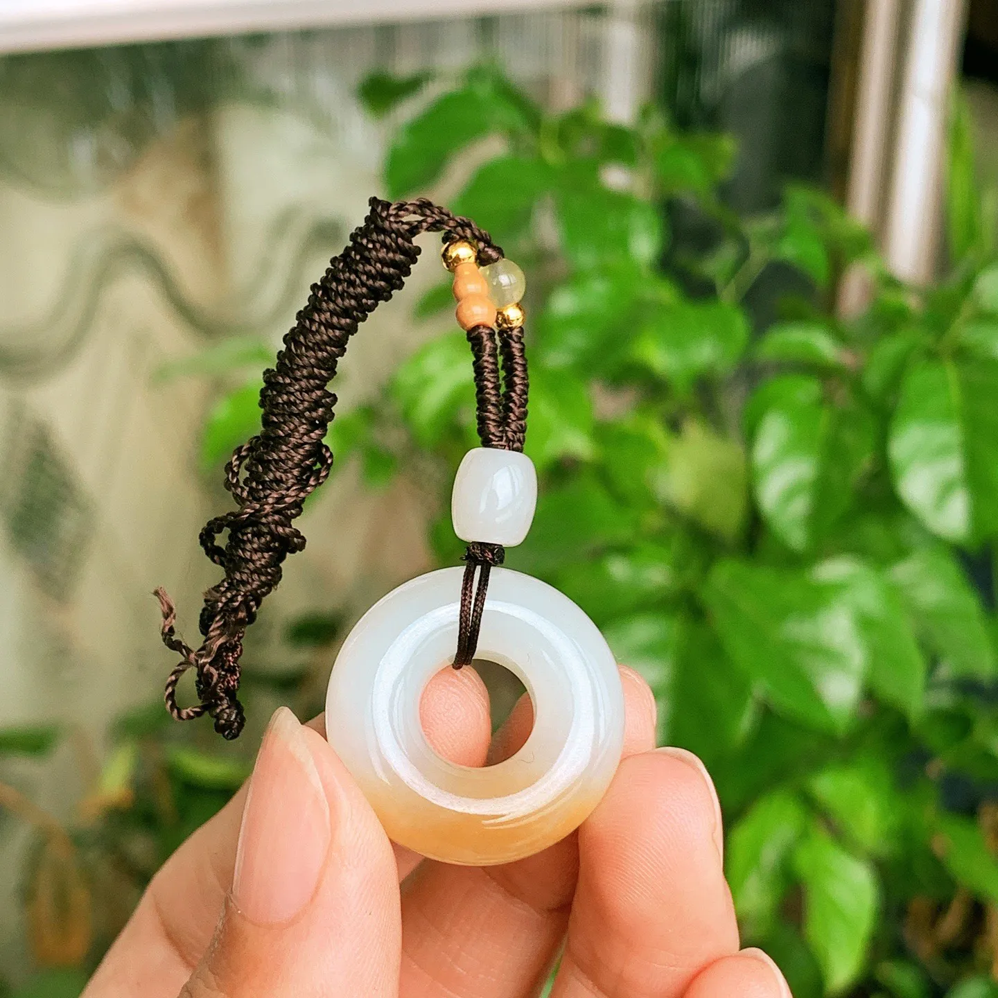 新疆和田玉羊脂白玉且末糖平安环挂件。尺寸24/9重8.8克。玉质细腻油润。手推出油。佩戴高端典雅。lt251107