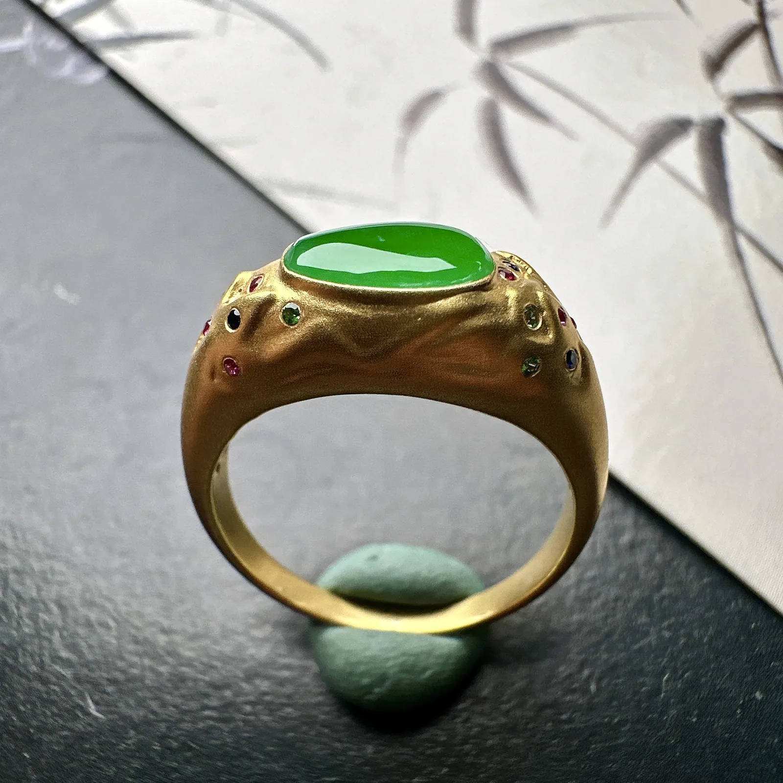 【冰种满绿随形戒指】质地细腻，通透闪亮，光泽耀眼，18k古法金钻镶嵌，裸石尺寸8.6*6.1*2.6