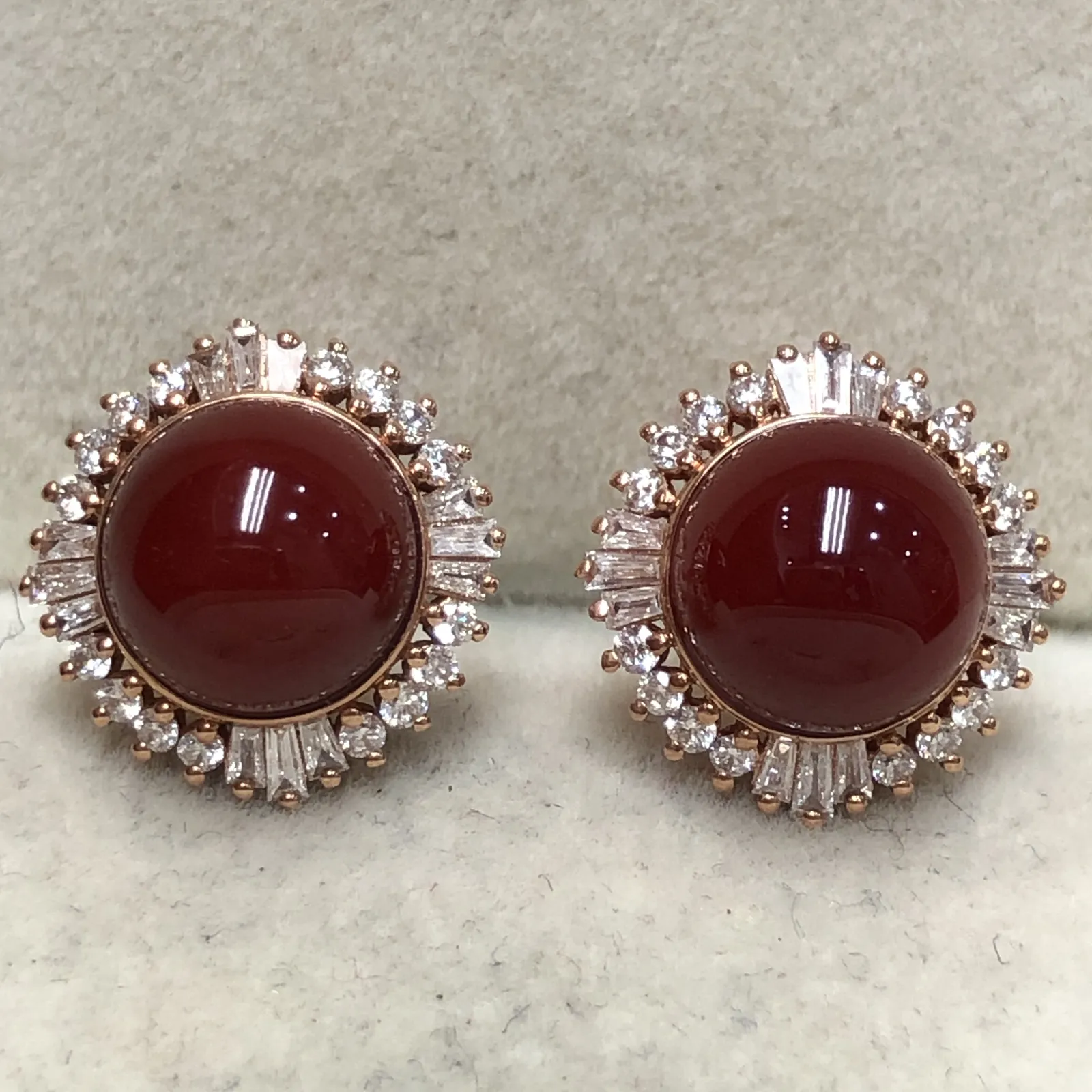 【天然阿卡赤血牛血红珊瑚8.4mm圆珠大钻满钻豪华镶嵌耳钉】日本深海阿卡材料，天然无添加无优化，赤血