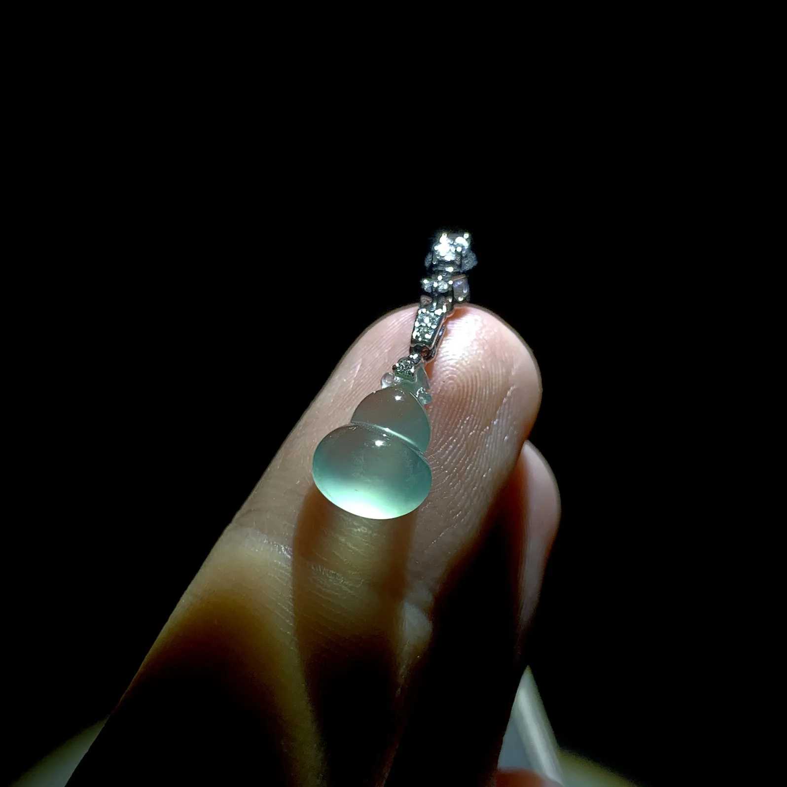 高品质葫芦吊坠，裸石约12.8-8.5-4.8mm，
18K金，南非钻，