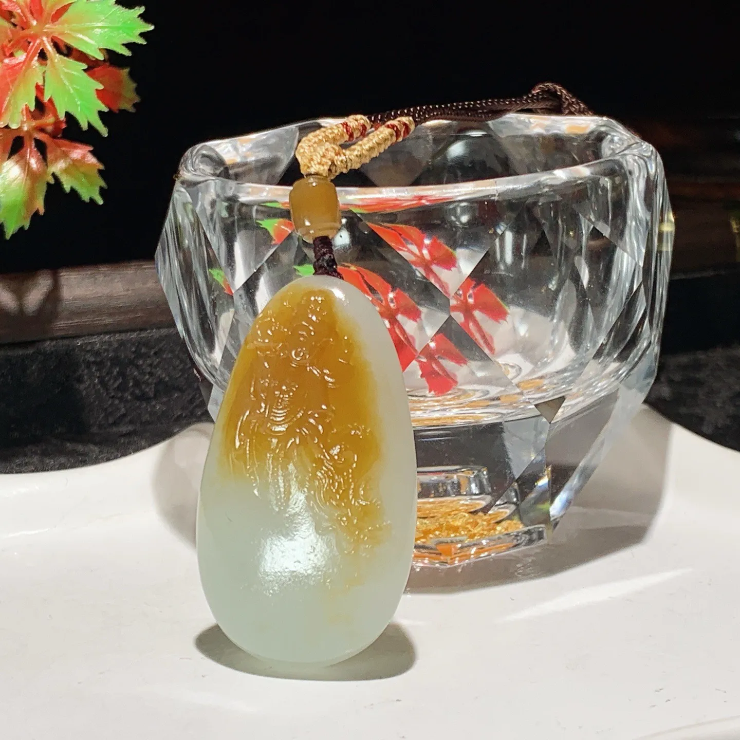 新疆且末糖观音挂件。尺寸42/25/10重18克。玉质细腻油润。手推出油。佩戴高端典雅。lt2511