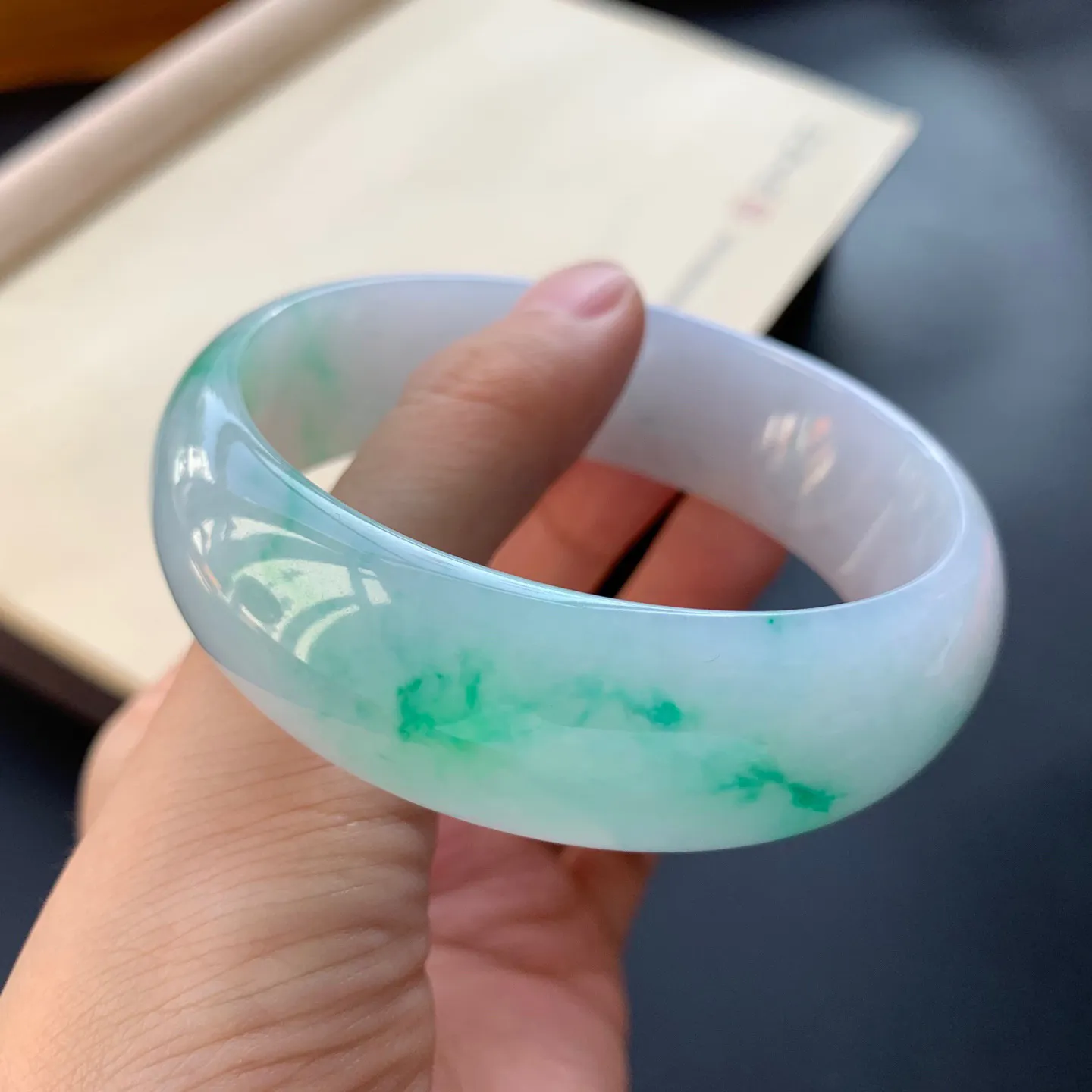 60.6圈口飘绿正圈手镯 尺寸：60.6-20-7.3，无纹裂，水润光滑，色泽靓丽