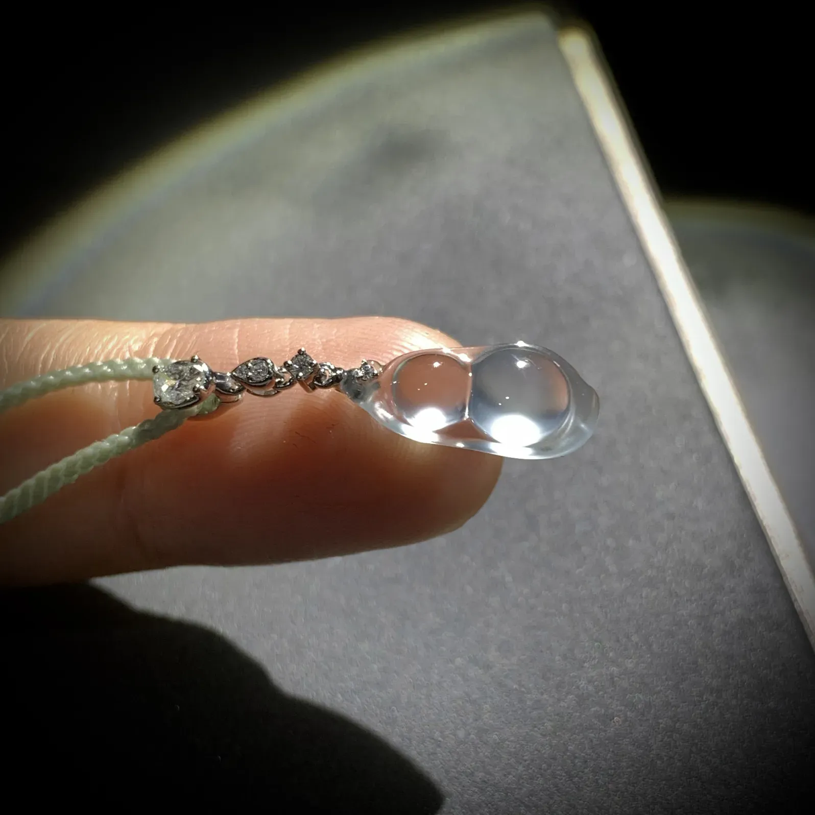 茅台白玻璃种高品质豆子，
裸石约15.8-7.5-3.8mm，
18K金，南非钻，