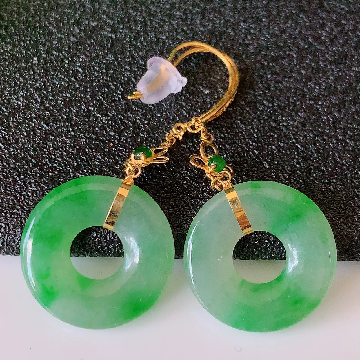 18k金镶嵌冰种飘绿翡翠平安扣耳坠，沁人心脾，耳坠佩戴效果大气出众，尽显气质。种水好，胶感足，颜相当漂亮，高性价比，值得入手品鉴！#1.7整体35裸14.5*2.8