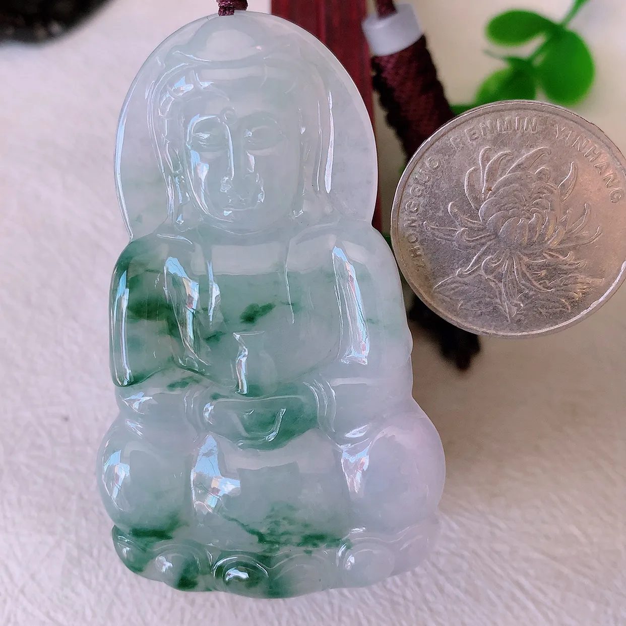 自然光实拍，大件冰飘花观音菩萨吊坠，赐福翡翠观音，翠绿迷人，观音面相端庄，佩戴时尚出众！#46.7