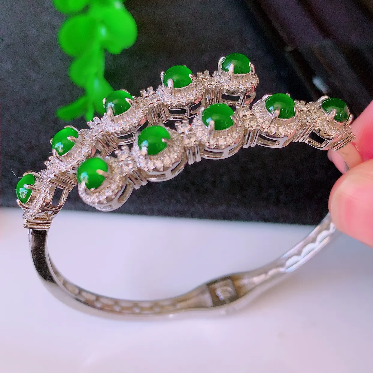 冰透满绿翡翠925银镶嵌手镯，自然光实拍，翠色灵动，颜色漂亮，种老水足，品相佳，佩戴佳品！#97.7（圈口可调大小）整体53*43*7*7.2裸石4-4
