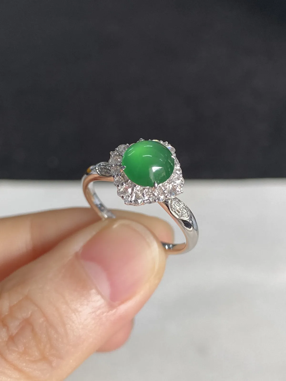 翡翠女戒，印记：G18K,伴钻石