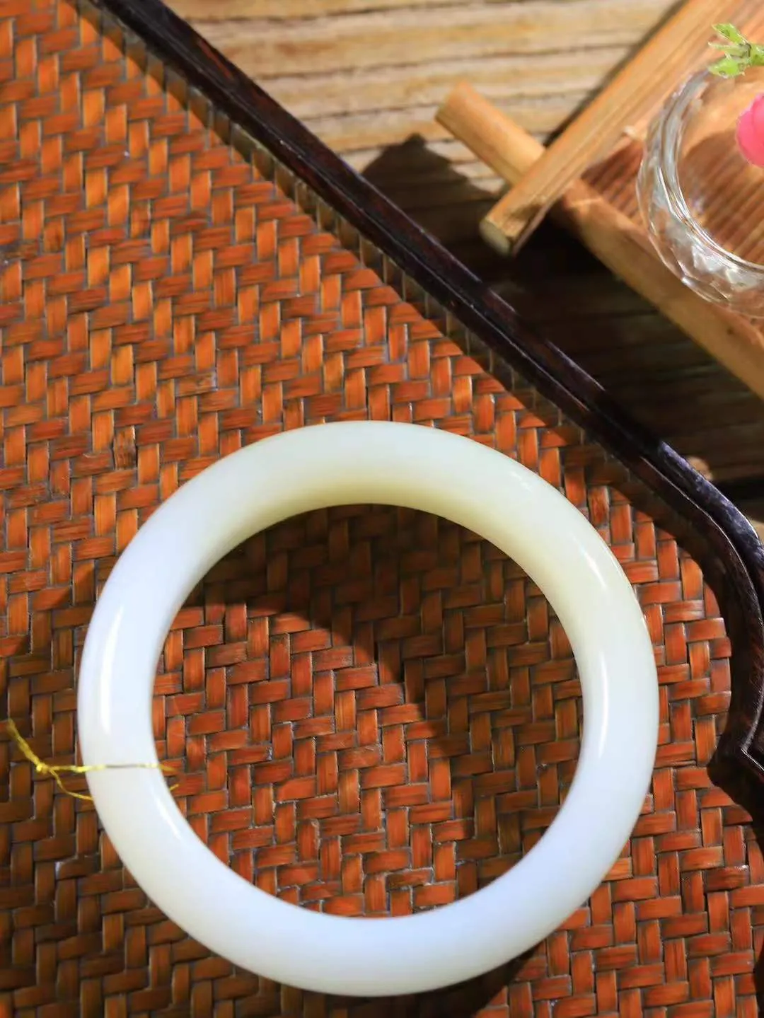 【暖玉生香·手镯】

收藏级臻品️️和田玉糖白玉手镯，质地油润细腻，色泽高贵典雅，镯型古朴典雅。在诗情画意的雨巷相遇，你是我腕间的一抹风情，有你眸有深情，清风荡漾湖间静水，我愿俯身低眉，在烟波涟漪处，寻你深情倩影。内径58mm 尺寸18-10mm 重91.7克45110832A