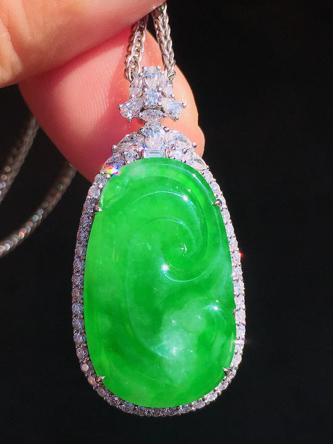 阳绿如意吊坠，色泽均匀艳丽，玉质细腻，荧光感超
强，饱满圆润，尽显优雅气质，18k
金豪华镶嵌