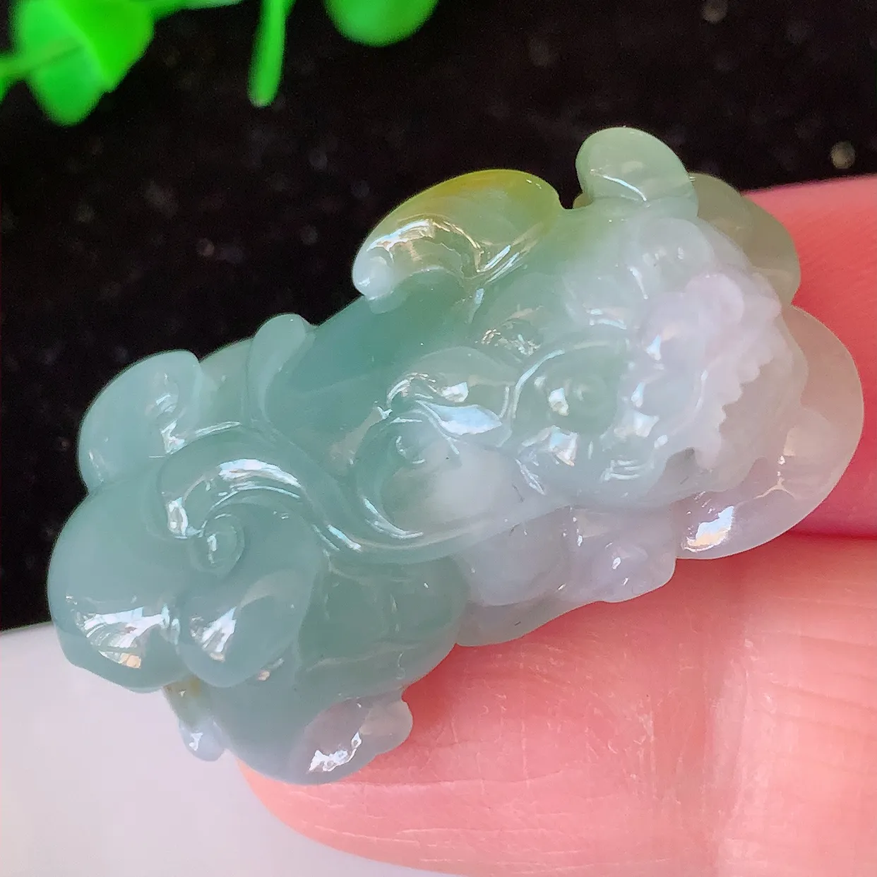 自然光实拍，冰双彩翡翠招财貔貅吊坠，民间有“一摸貔貅运程旺盛，再摸貔貅财运滚滚，三摸貔貅平步青云 ”的美好祝愿。#81.7